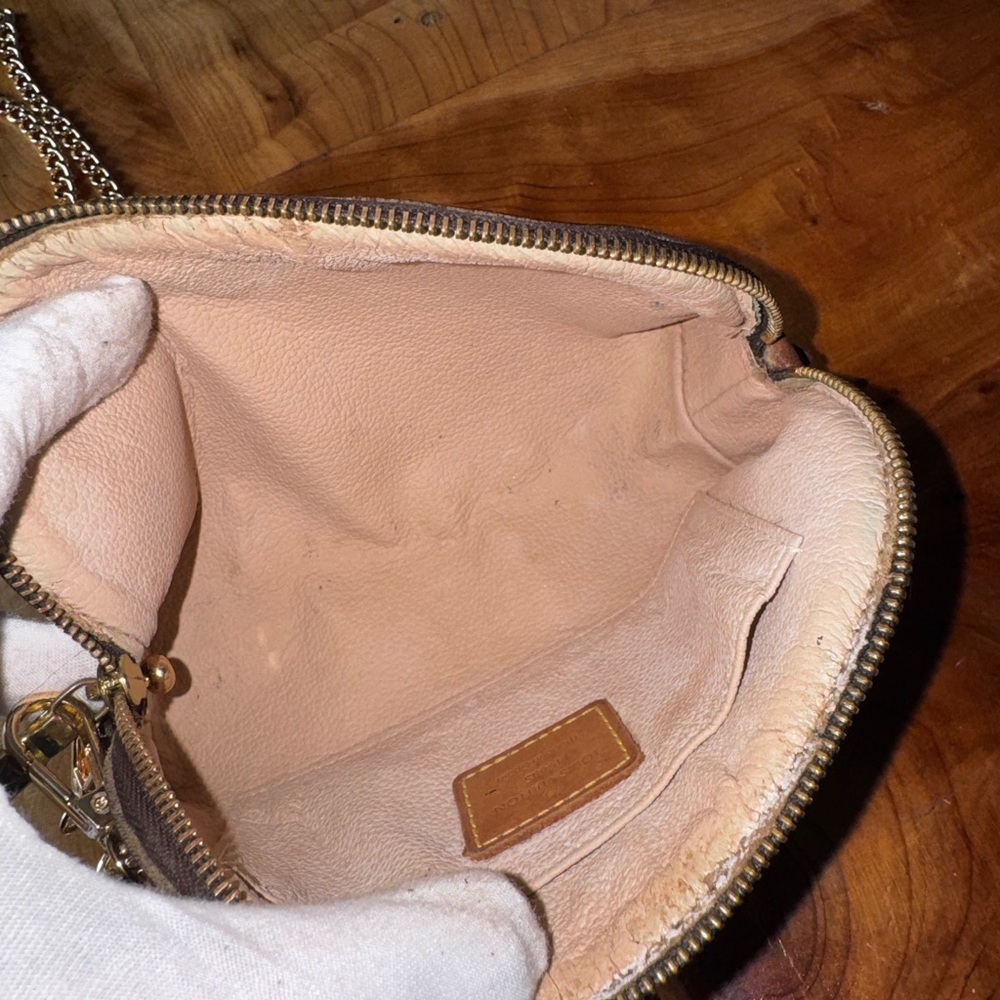 Louis Vuitton
Monogram Cosmetic Pouch vintage with unbranded chain - Picture 11 of 17